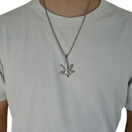 Collier argenté à chaîne fine et pendentif feuille de cannabis