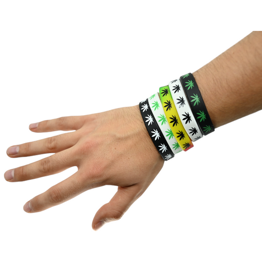 Bracelets silicone feuilles de cannabis, noir/blanc à motifs vert et jaune, sur poignet