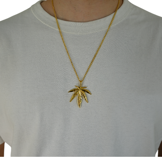 Collier chaîne dorée avec pendentif feuille de cannabis