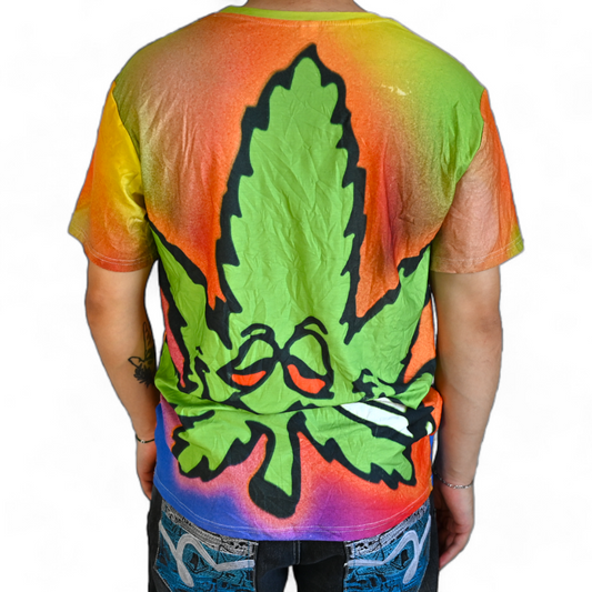 T-shirt multicolore à motif cannabis vert sur fond dégradé, vue dos