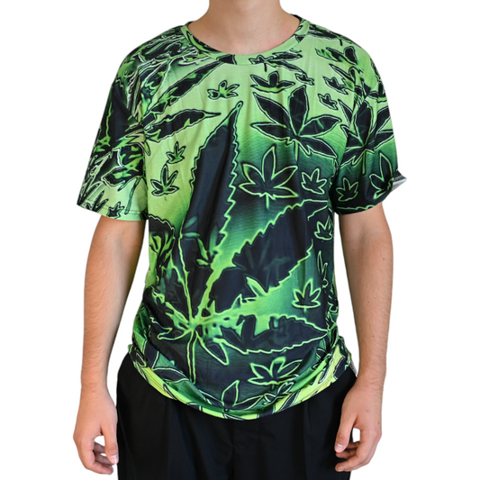 T-shirt vert à motif cannabis psychédélique, feuilles néon sur l’avant et l’encolure.