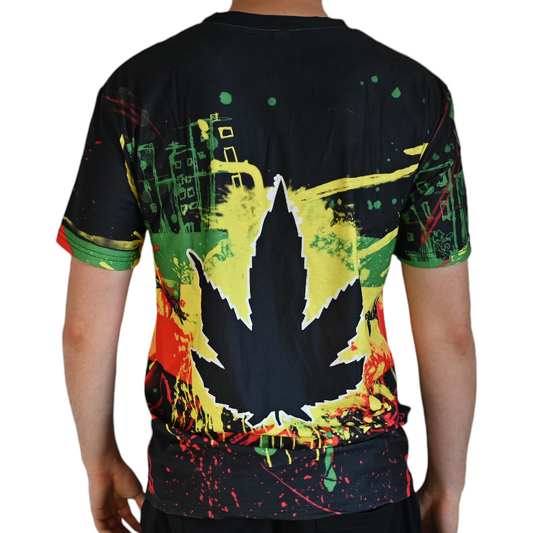 T-shirt noir peinture rasta, grande feuille cannabis au dos, manches vertes.