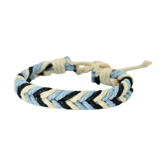 Bracelet en corde de chanvre tressée bleu, noir et beige, extrémités à nouer.