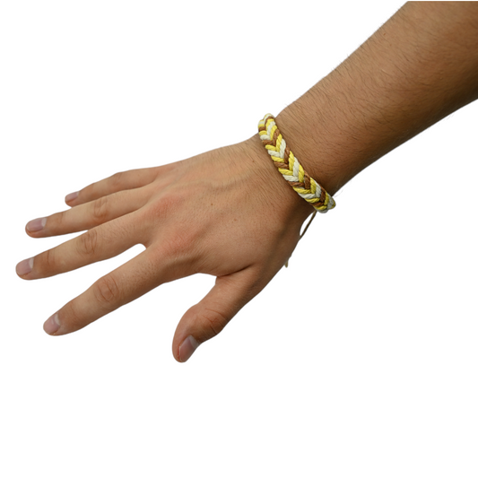 Bracelet en chanvre tressé ajustable multicolore, porté au poignet