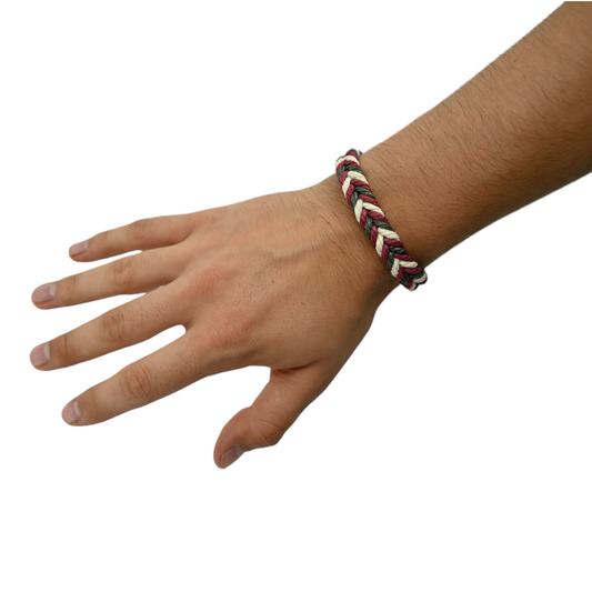 Bracelet en corde de chanvre tressée multicolore, ajustable, porté au poignet