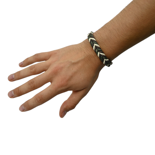 Bracelet en chanvre tressé ajustable, vert et beige sur poignet