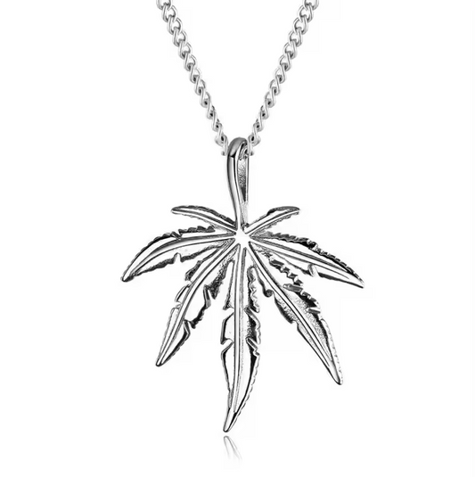 Collier en argent avec pendentif feuille de cannabis détaillée sur chaîne à maillons