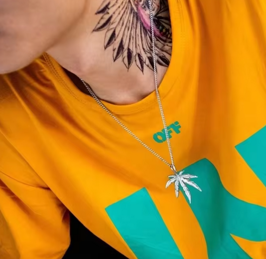 Collier argenté avec pendentif feuille de cannabis et chaîne fine à maillons