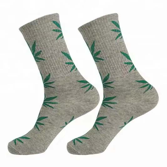 Paire de chaussettes hautes grises avec motifs de feuilles de cannabis vertes