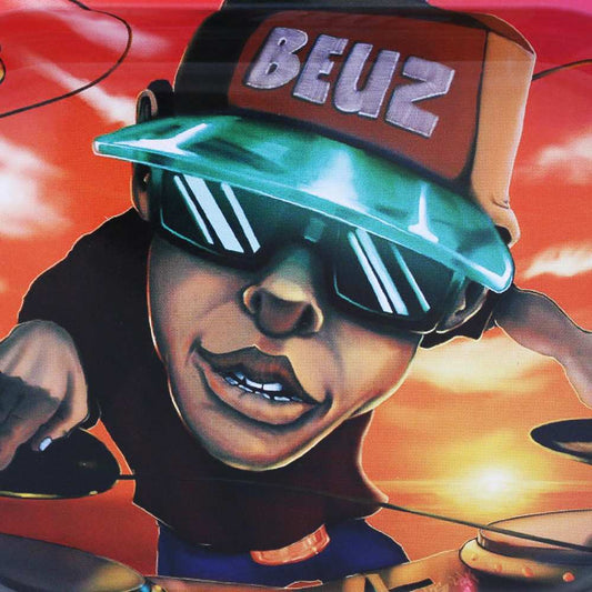 Plateau de roulage BEUZ avec portrait stylisé, casquette et lunettes, détails graphiques