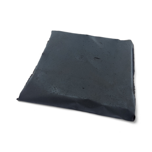 Résine CBD noire en plaque rectangulaire, texture mate et granuleuse