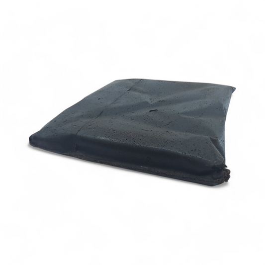Résine CBD noire en bloc rectangulaire, surface mate striée et granuleuse