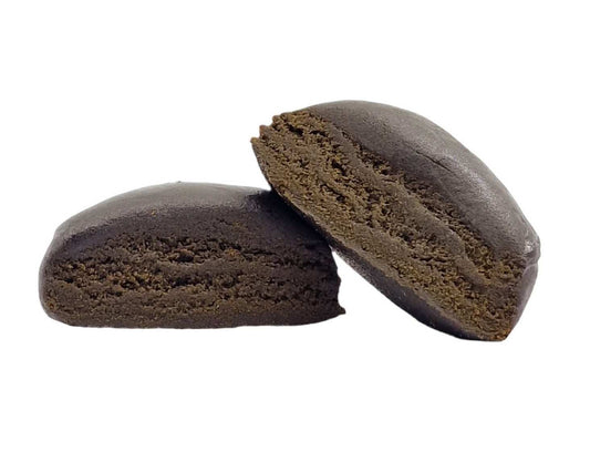 Galette de résine de chanvre sombre avec tranche, cœur brun visible