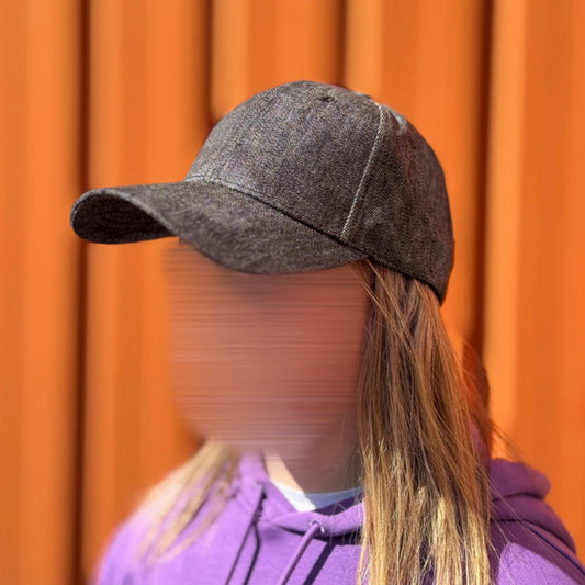 Casquette en chanvre gris sur tête, visière courbée et tissu texturé