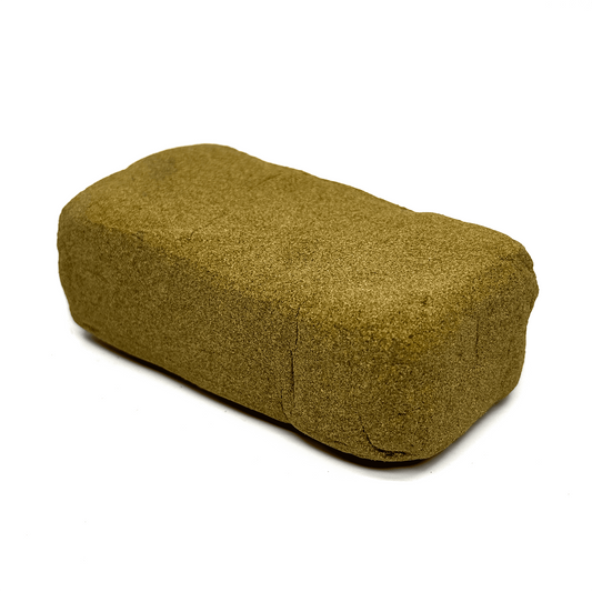 Résine CBD jaune mousseux, bloc rectangulaire unique, texture granuleuse.