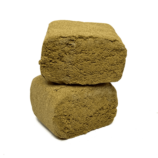 Résine CBD jaune mousseux : deux blocs empilés, texture granuleuse.