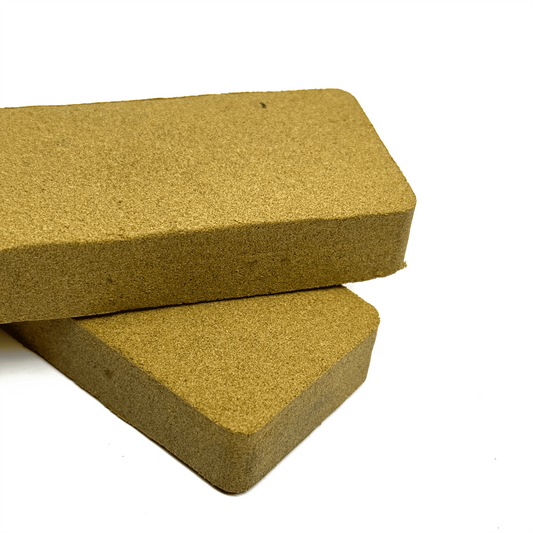 Bloc de résine CBD brun doré, présenté en deux morceaux rectangulaires
