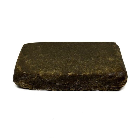 Résine CBD 44% en bloc brun foncé, texture rugueuse
