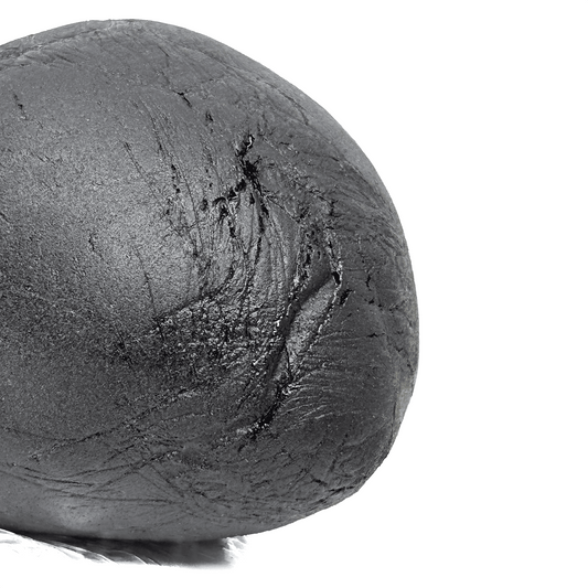Boule de résine CBD sombre, texture rugueuse, gros plan