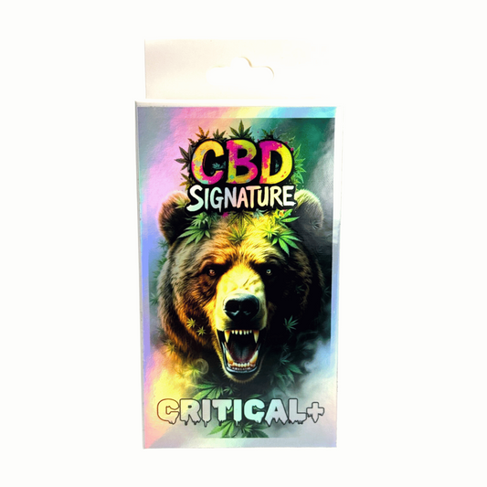 Pochette de fleurs de CBD « Critical+ » CBD Signature, visuel d’ours et feuilles.