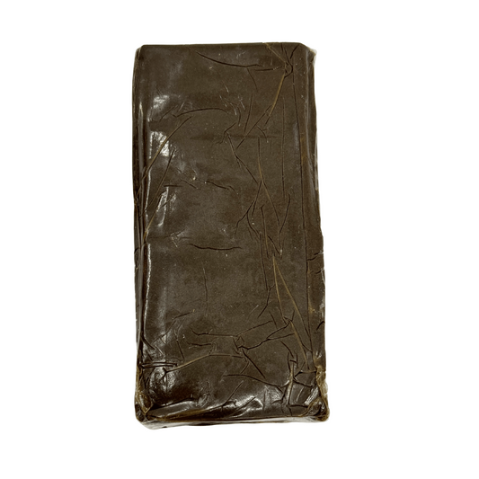 Résine CBD en bloc rectangulaire, brun foncé, emballage froissé