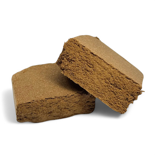 Résine brun foncé en plusieurs blocs à texture poudreuse