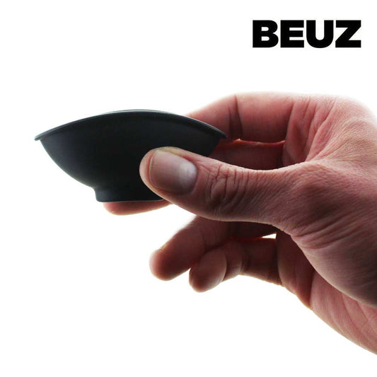 Bol à mélanger en silicone noir BEUZ tenu à la main, bord arrondi