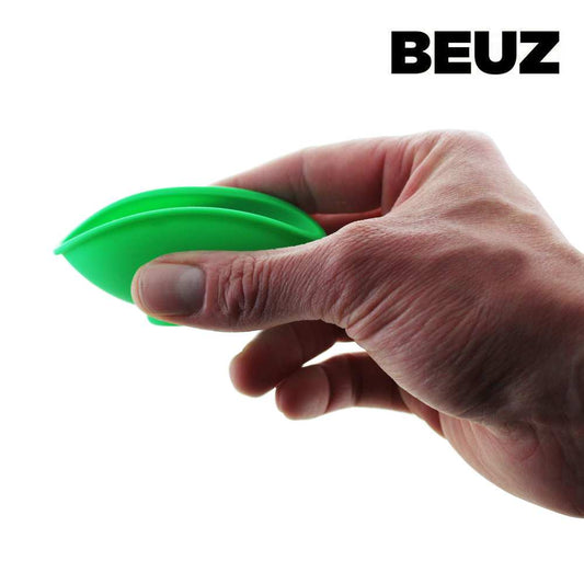 Bol à mix en silicone vert BEUZ, bord souple, tenu dans la main.