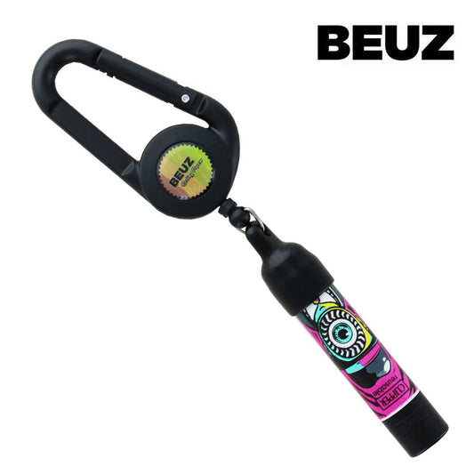 Porte-briquet noir avec mousqueton et briquet à décor œil multicolore.
