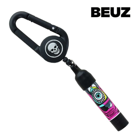 Porte-briquet noir avec motif crâne, mousqueton et dragonne, étiquette colorée