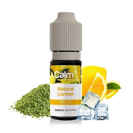 Flacon d’e-liquide CBD Natural Lemon, avec citron, feuilles vertes et glaçons.