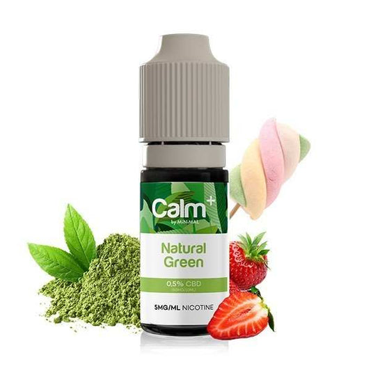 Flacon d’e-liquide CBD Natural Green Calm+ entouré de chanvre vert, fraises et guimauve