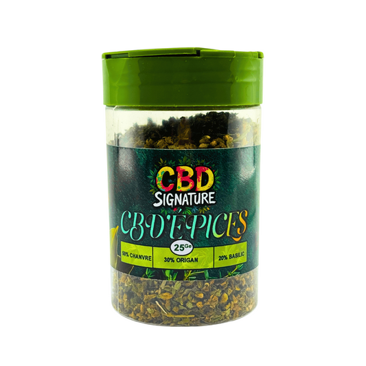 Pot d’épices de chanvre CBD Signature, couvercle vert et herbes séchées dans le bocal.