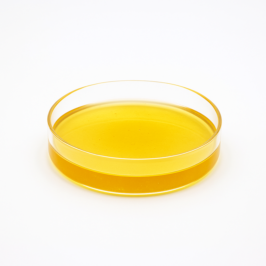 Distillat CBD en liquide jaune ambré dans un récipient en verre