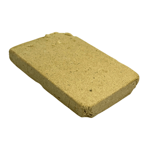 Bloc de résine jaune (pavé) texture granuleuse, coupe rectangulaire.