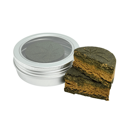 Résine CBD en pot et morceau vert, texture granuleuse.