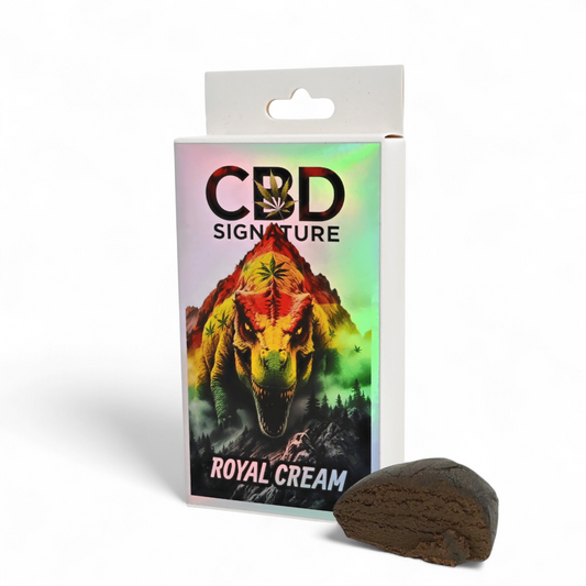 Résine de CBD Royal Cream CBD Signature, morceau de résine brun foncé et étui