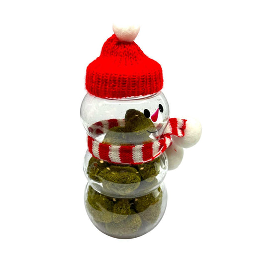 Bonhomme de neige en bocal, chapeau rouge et écharpe rouge rayée, fleurs CBD vertes