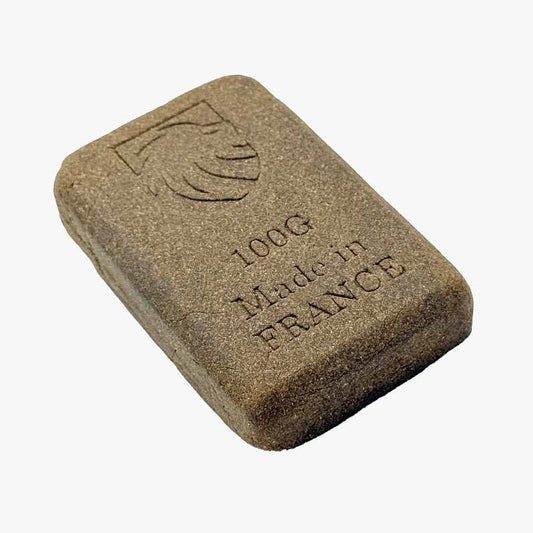 Résine CBD en bloc brun, marquage gravé «100g» sur le dessus