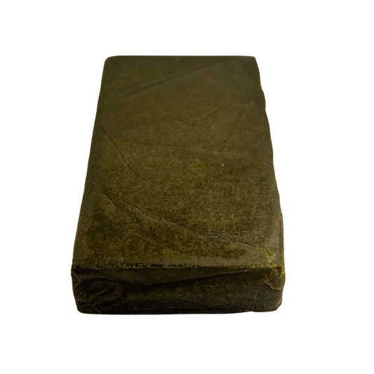 Bloc de résine CBD vert olive, face lisse et légèrement craquelée