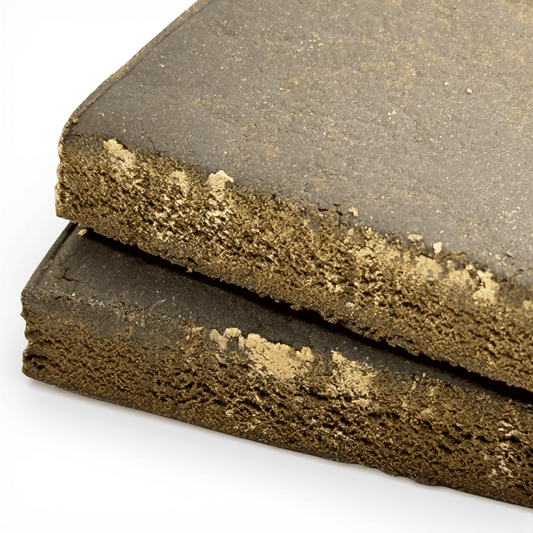 Bloc de résine CBD brun foncé, texture granuleuse, vue coupée