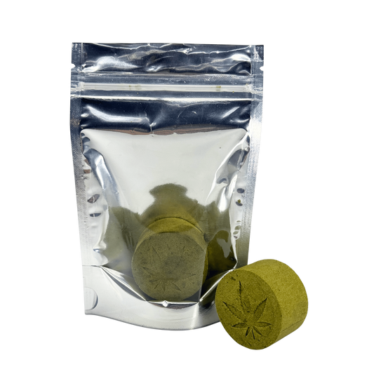 Sachet refermable argenté contenant résine CBD vert olive en galets et poudre.