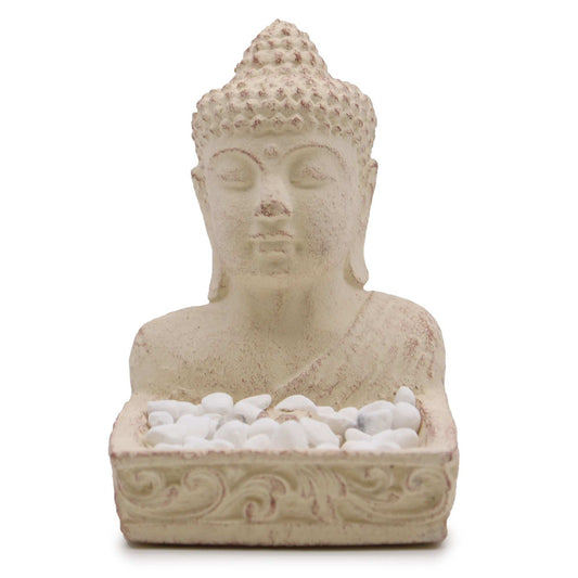 Porte-encens bouddha en béton clair, plateau rectangulaire avec pierres blanches, vue de face.