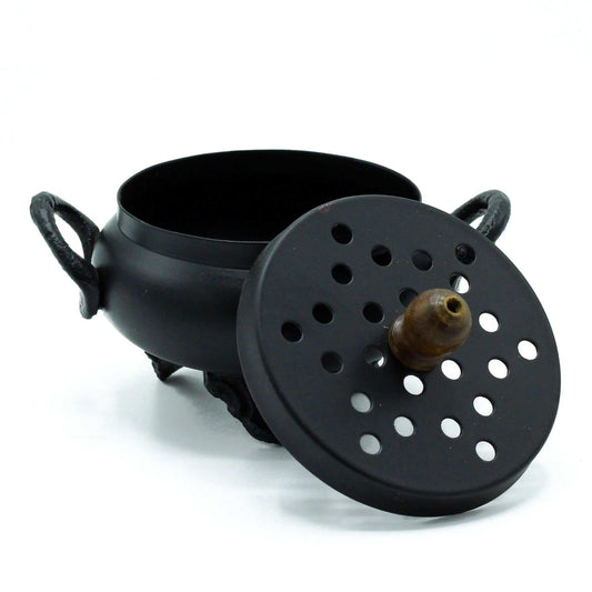 Brûle-encens chaudron noir en fonte, couvercle ajouré et pommeau en bois, ouvert.