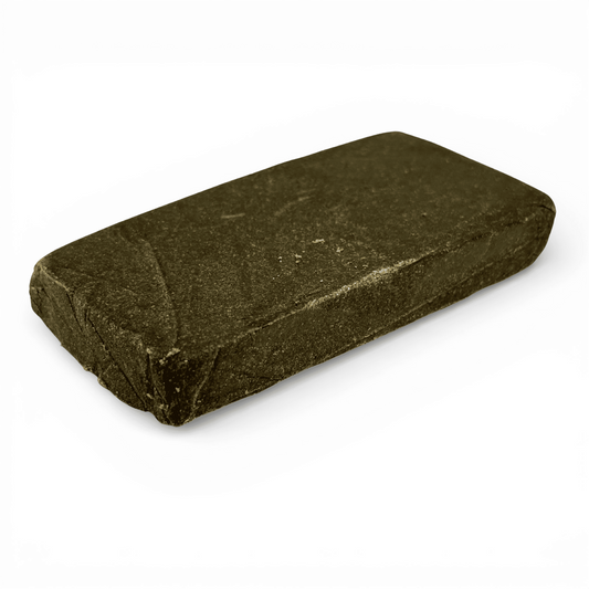 Bloc de résine CBD vert foncé, forme rectangulaire, surface granuleuse