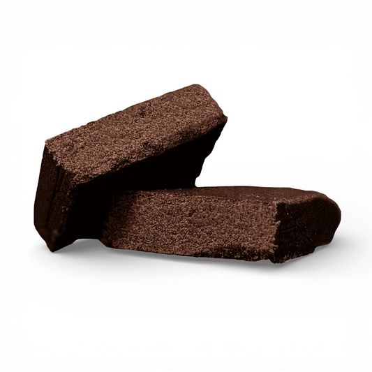 Deux blocs de résine CBD brun foncé, texture granuleuse