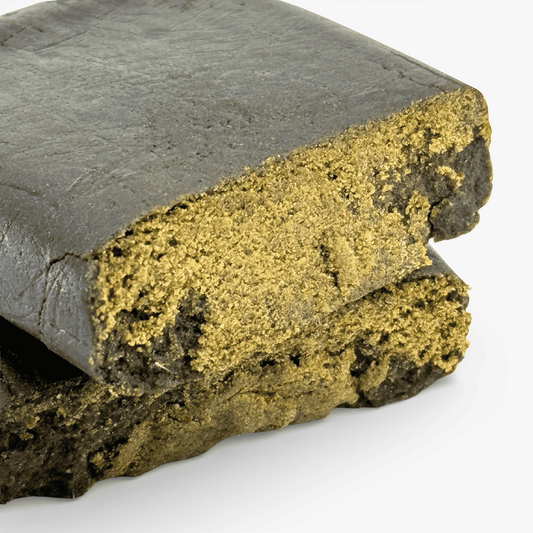 Tranche de résine CBD : croûte noire et cœur vert jaunâtre granuleux