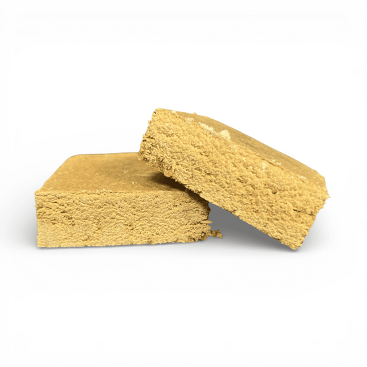 Résine de hash CBD sous forme de deux blocs jaune doré, texture sableuse, 100 g