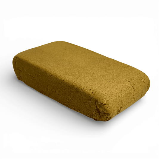 Bloc de résine CBD vert olive, texture granuleuse et surface irrégulière.