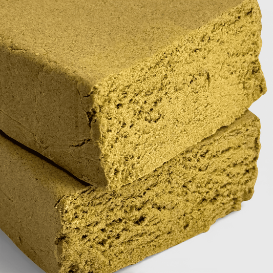 Résine CBD en bloc, gros plan texture poudreuse et fissures sur la surface.